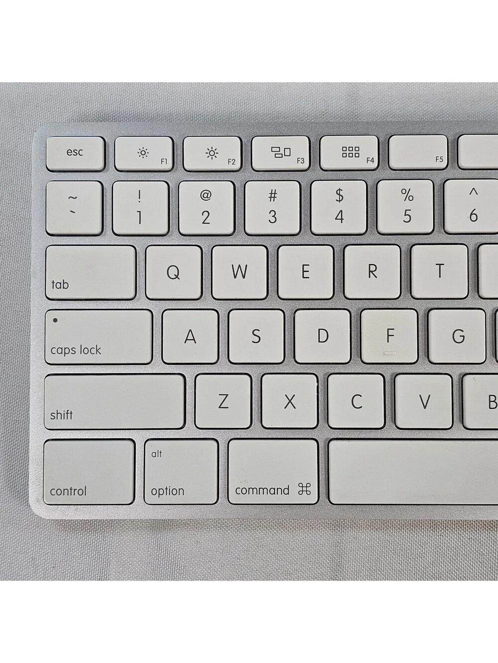 Apple A1243 Wired USB Keyboard with Numeric Keypad Aluminum Silver MB110LL/A